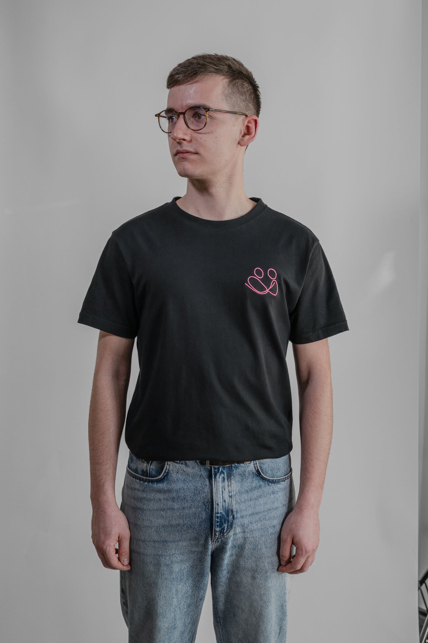 sweat t-shirt with pink embroidery