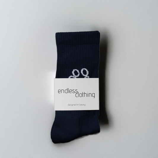 blaue Socken mit weißem Stick
