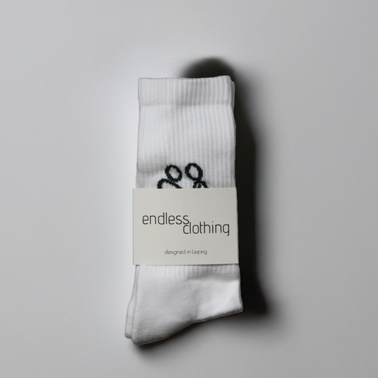 weiße Socken mit grünem Stick