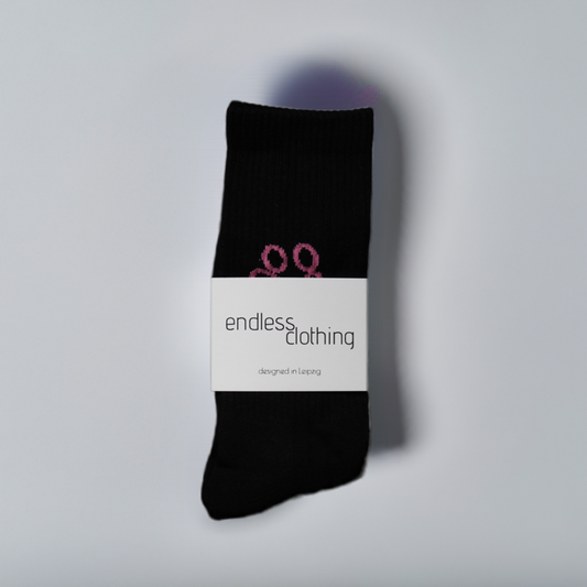 schwarze Socken mit pinken Stick